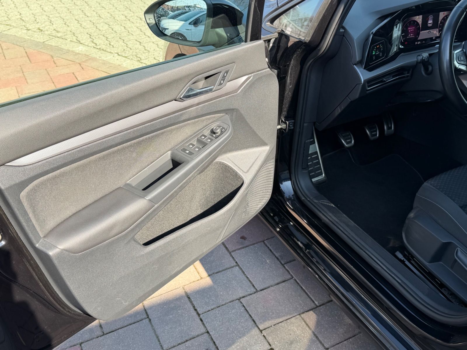 Volkswagen Golf VIII 1.5 TSI Lim. Active*STANDH*R-CAM*NAVI* foto 13