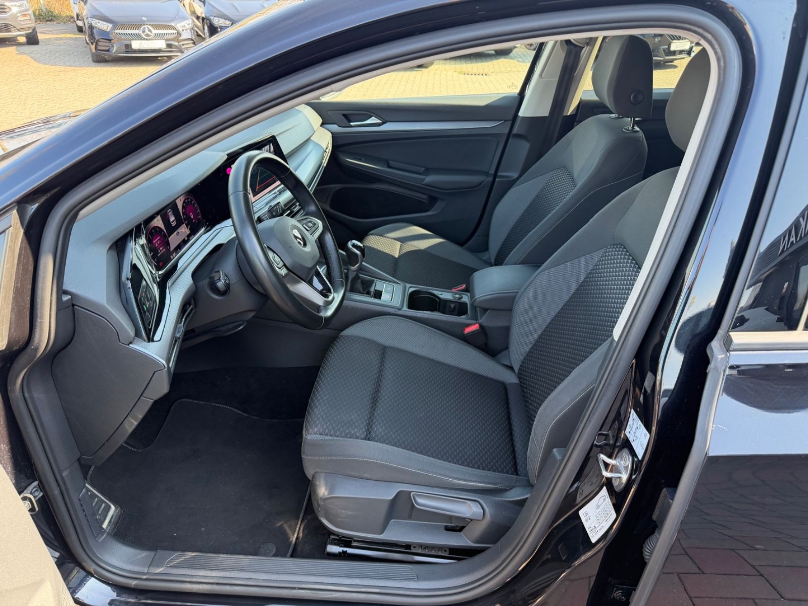 Volkswagen Golf VIII 1.5 TSI Lim. Active*STANDH*R-CAM*NAVI* foto 14