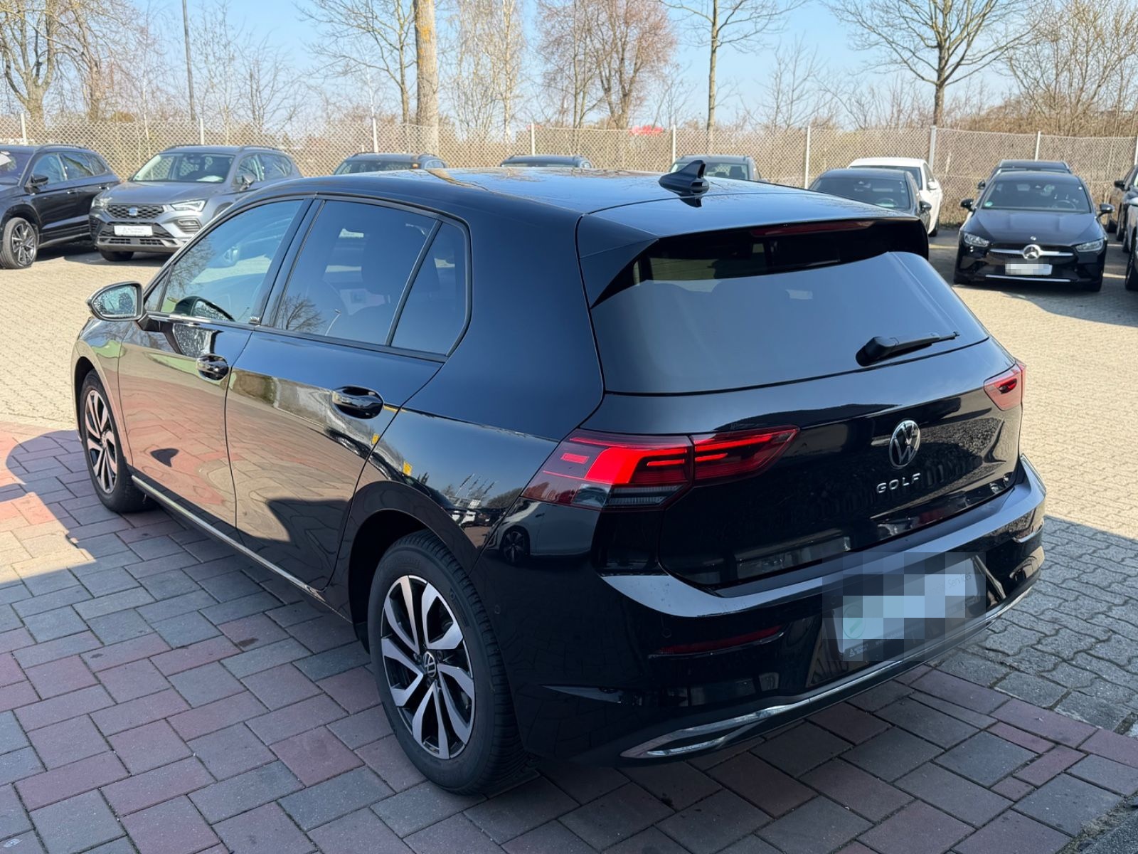 Volkswagen Golf VIII 1.5 TSI Lim. Active*STANDH*R-CAM*NAVI* foto 3