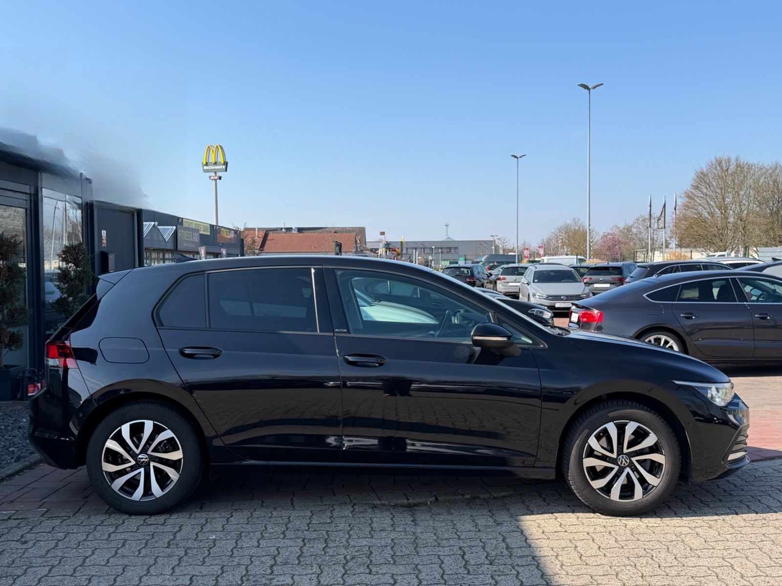 Volkswagen Golf VIII 1.5 TSI Lim. Active*STANDH*R-CAM*NAVI* foto 8