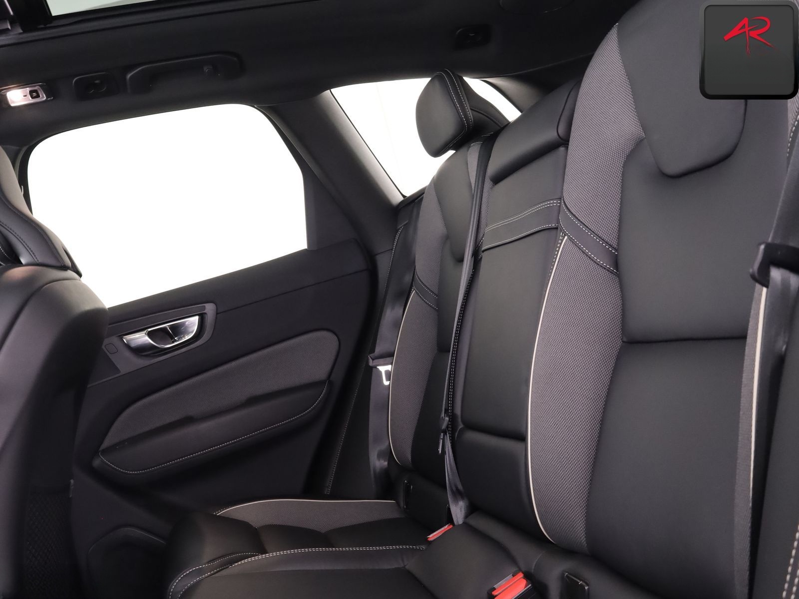 Volvo XC 60 2.0 T4 R DESIGN STANDHZ,HUD,21ZOLL,KEYLESS foto 11