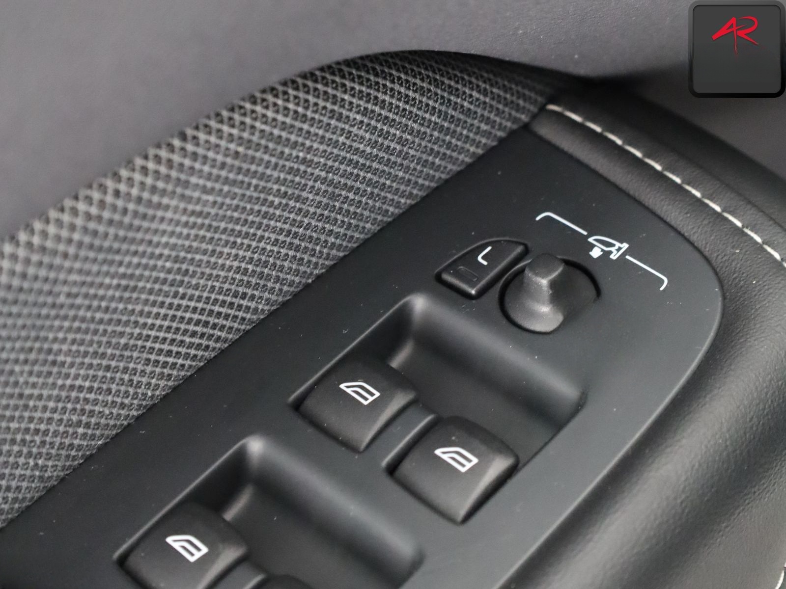 Volvo XC 60 2.0 T4 R DESIGN STANDHZ,HUD,21ZOLL,KEYLESS foto 15