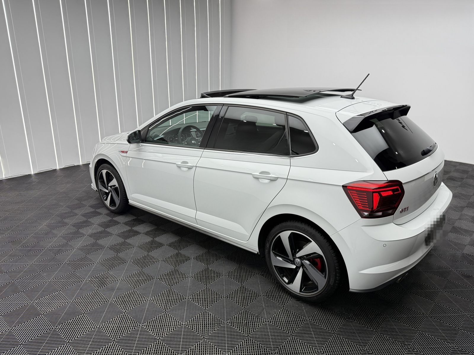 Volkswagen Polo 1.HAND | ALCANTARA | BEATS | PANO | KAMERA foto 13