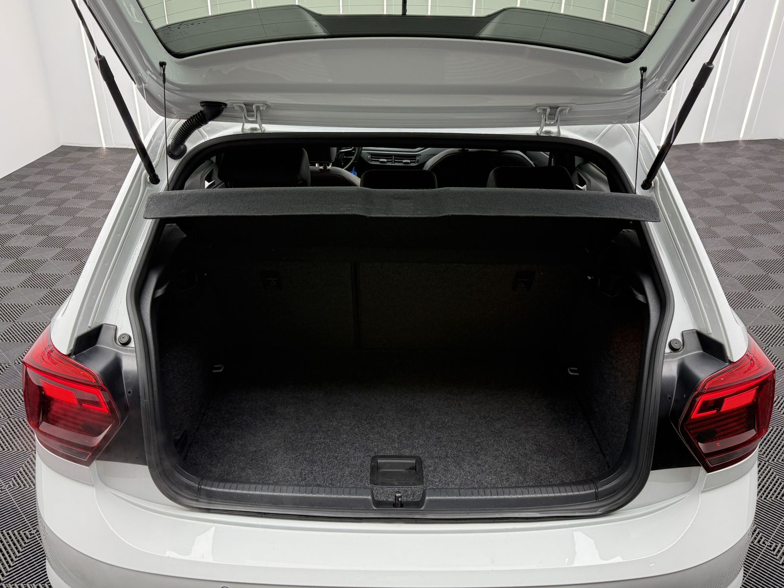 Volkswagen Polo 1.HAND | ALCANTARA | BEATS | PANO | KAMERA foto 15