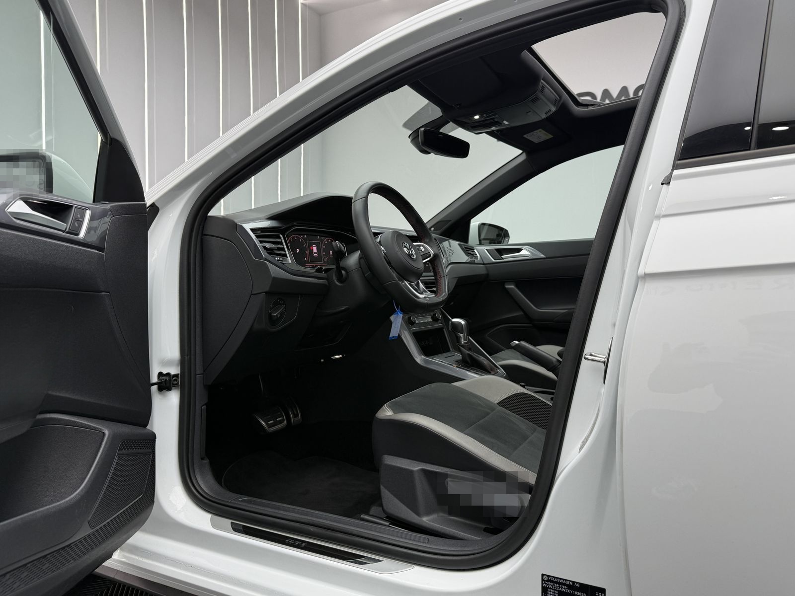 Volkswagen Polo 1.HAND | ALCANTARA | BEATS | PANO | KAMERA foto 16