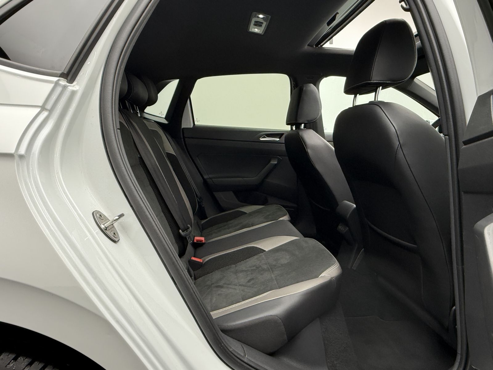 Volkswagen Polo 1.HAND | ALCANTARA | BEATS | PANO | KAMERA foto 17