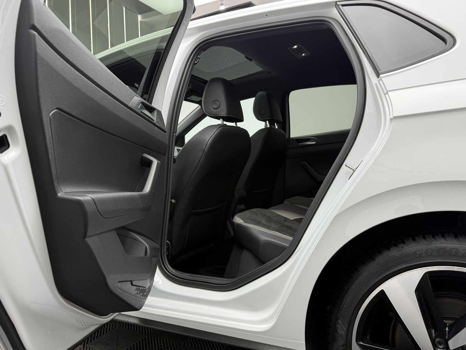 Volkswagen Polo 1.HAND | ALCANTARA | BEATS | PANO | KAMERA foto 18