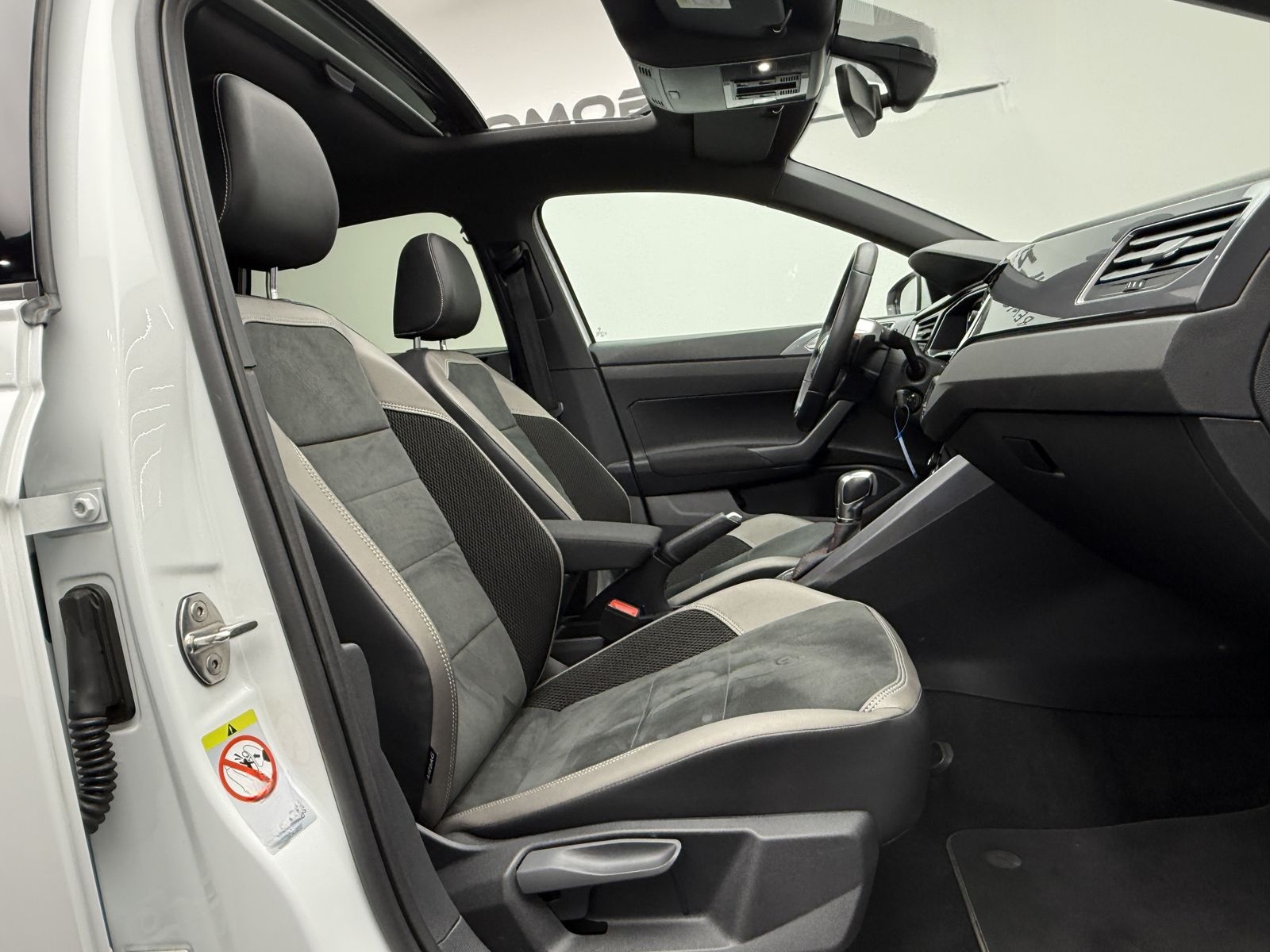 Volkswagen Polo 1.HAND | ALCANTARA | BEATS | PANO | KAMERA foto 21