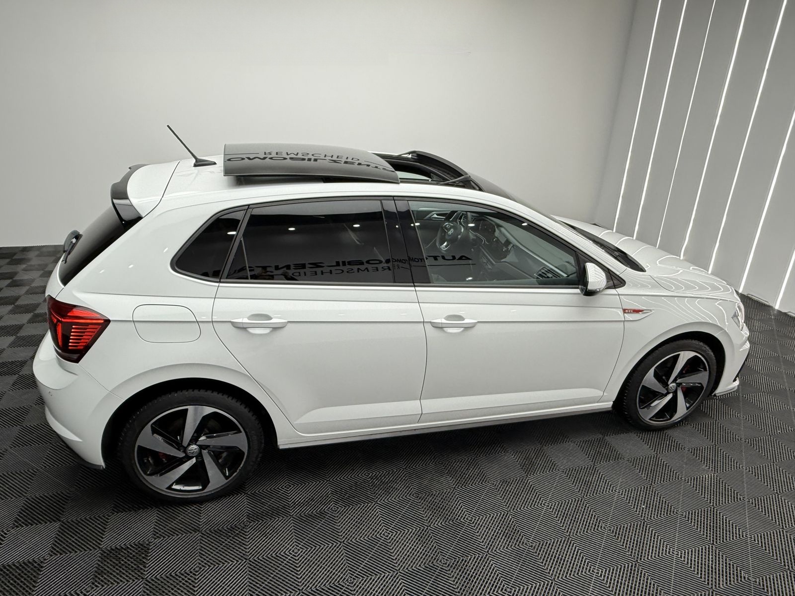 Volkswagen Polo 1.HAND | ALCANTARA | BEATS | PANO | KAMERA foto 9