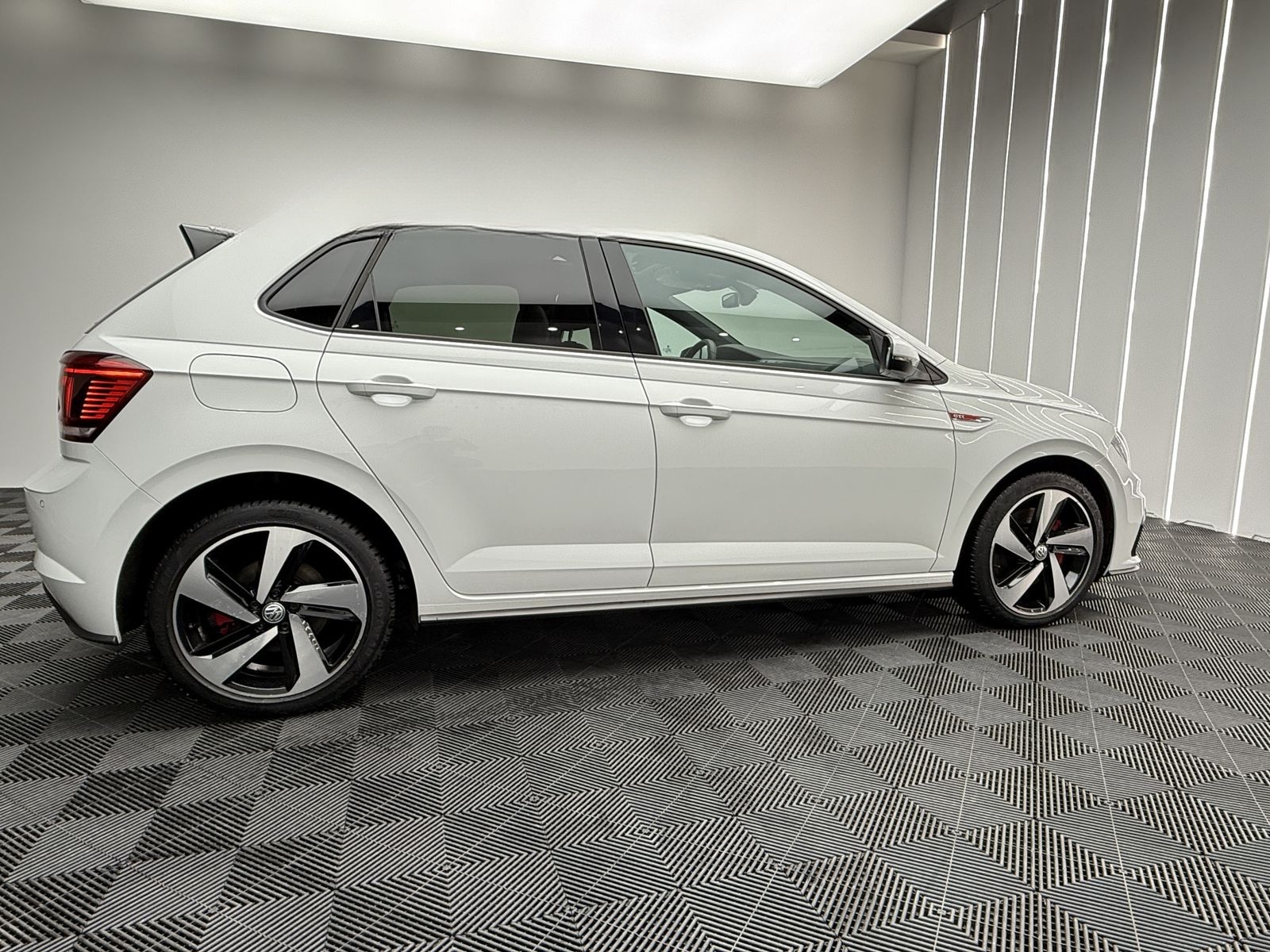 Volkswagen Polo 1.HAND | ALCANTARA | BEATS | PANO | KAMERA foto 10