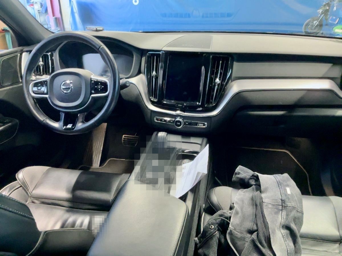 Volvo XC60 2.0 B4 AWD R-DESIGN AHK LEDER 360CAM HARMAN foto 13