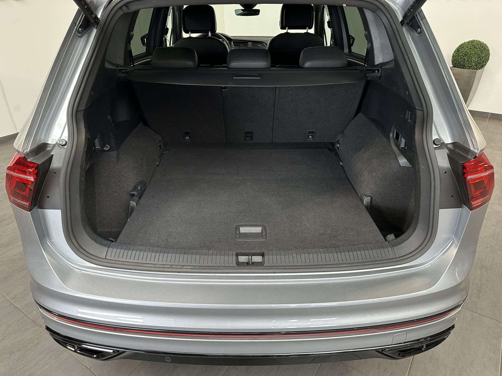 Volkswagen Tiguan Allspace 4M R-Line Black NAV+LED+AHK+360° foto 6