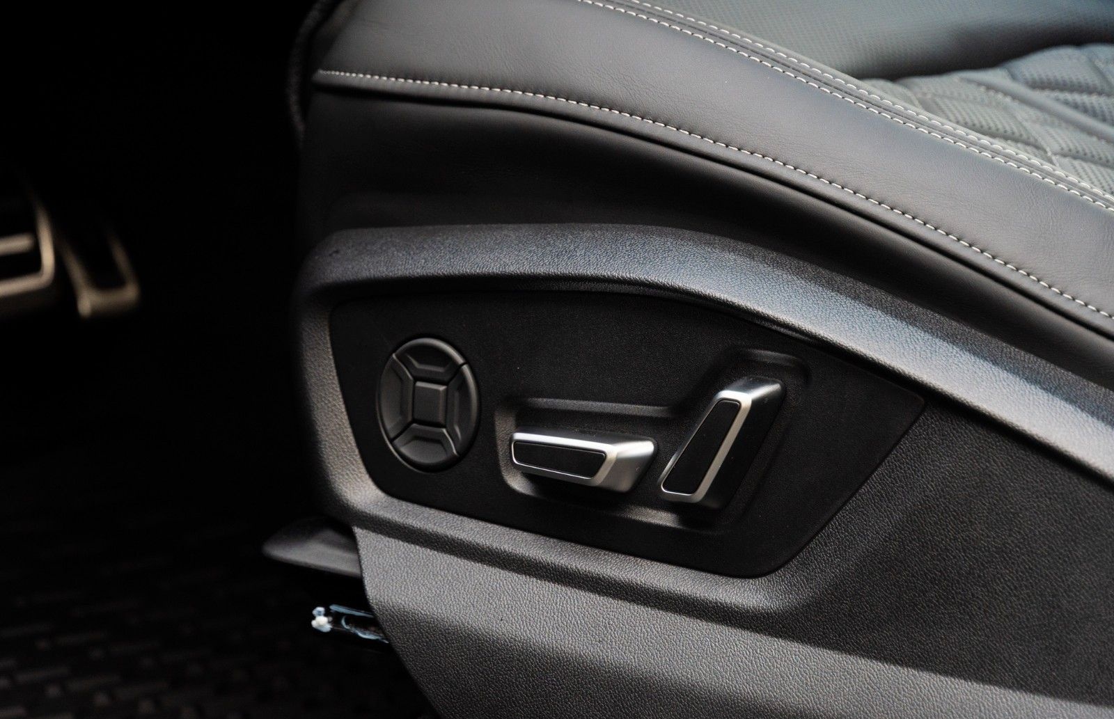 Audi Q8 60 TFSIe SLINE.MATRIX.LUFTFE.PANO.AHK.2STÜCK foto 16