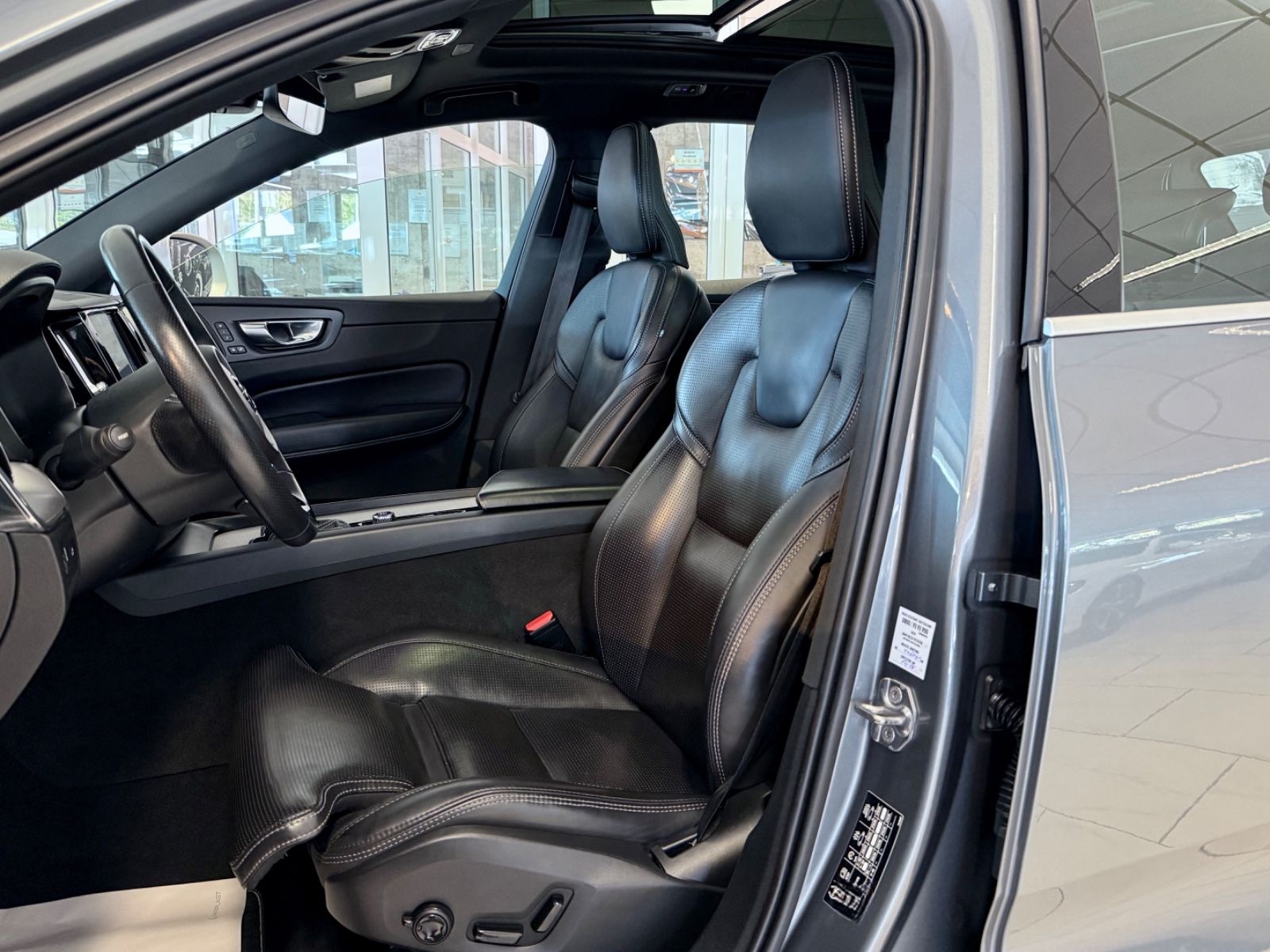 Volvo XC60 2.0 D4 AWD R-DESIGN MASSAGE HEAD-UP HARMAN foto 18