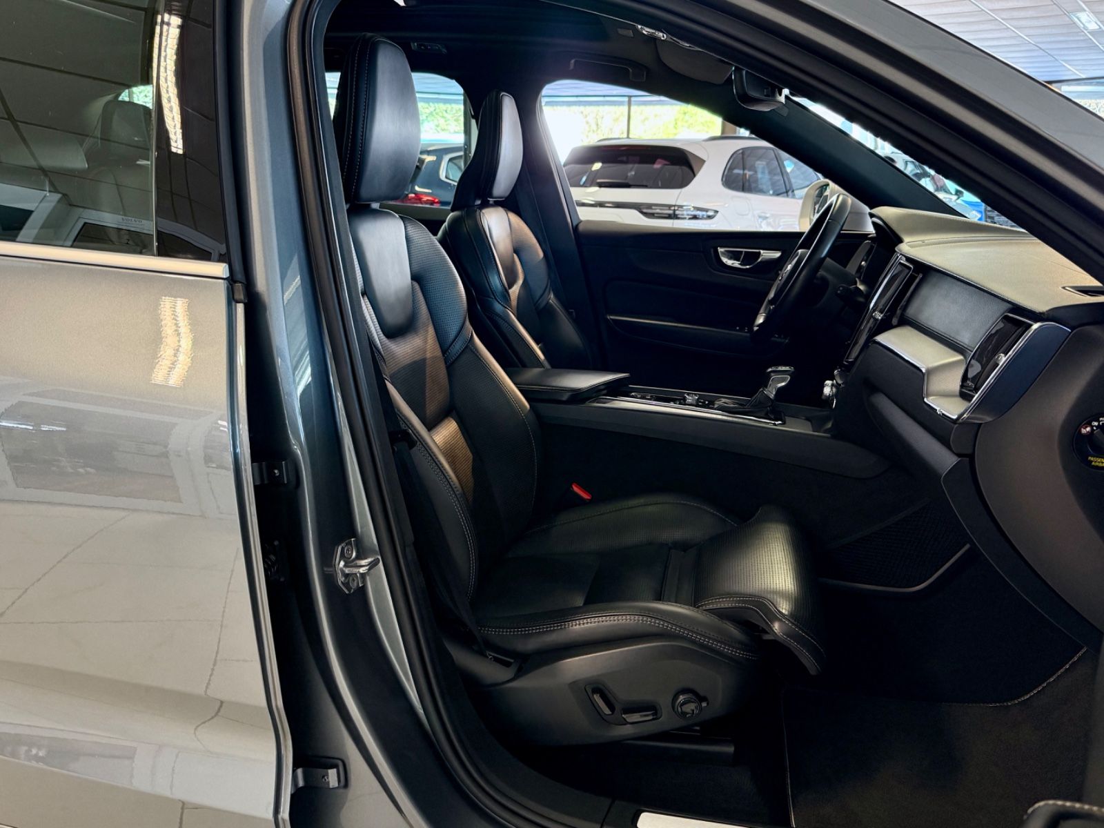 Volvo XC60 2.0 D4 AWD R-DESIGN MASSAGE HEAD-UP HARMAN foto 21