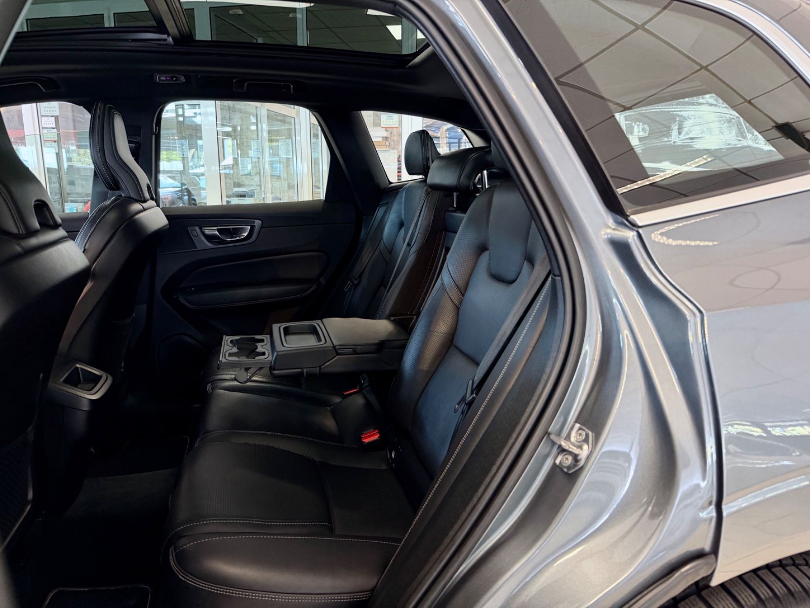 Volvo XC60 2.0 D4 AWD R-DESIGN MASSAGE HEAD-UP HARMAN foto 22