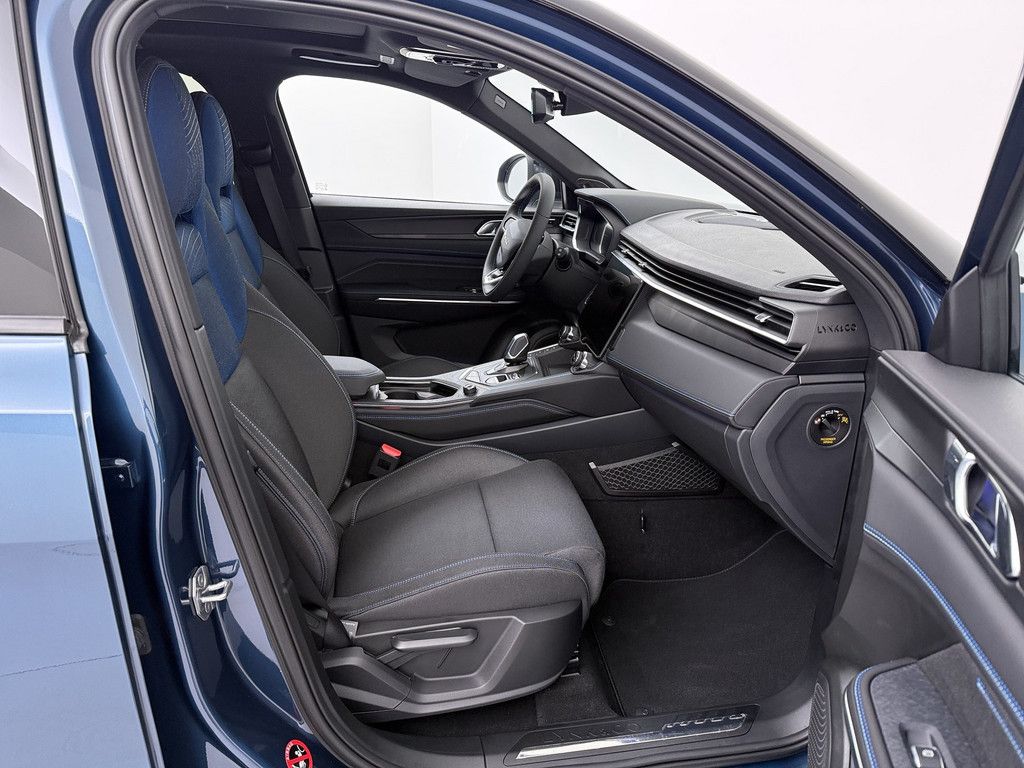 Lynk&Co 01 1.5 TD PHEV KAMERA NAVI W-LAN ACC LED PANO foto 19