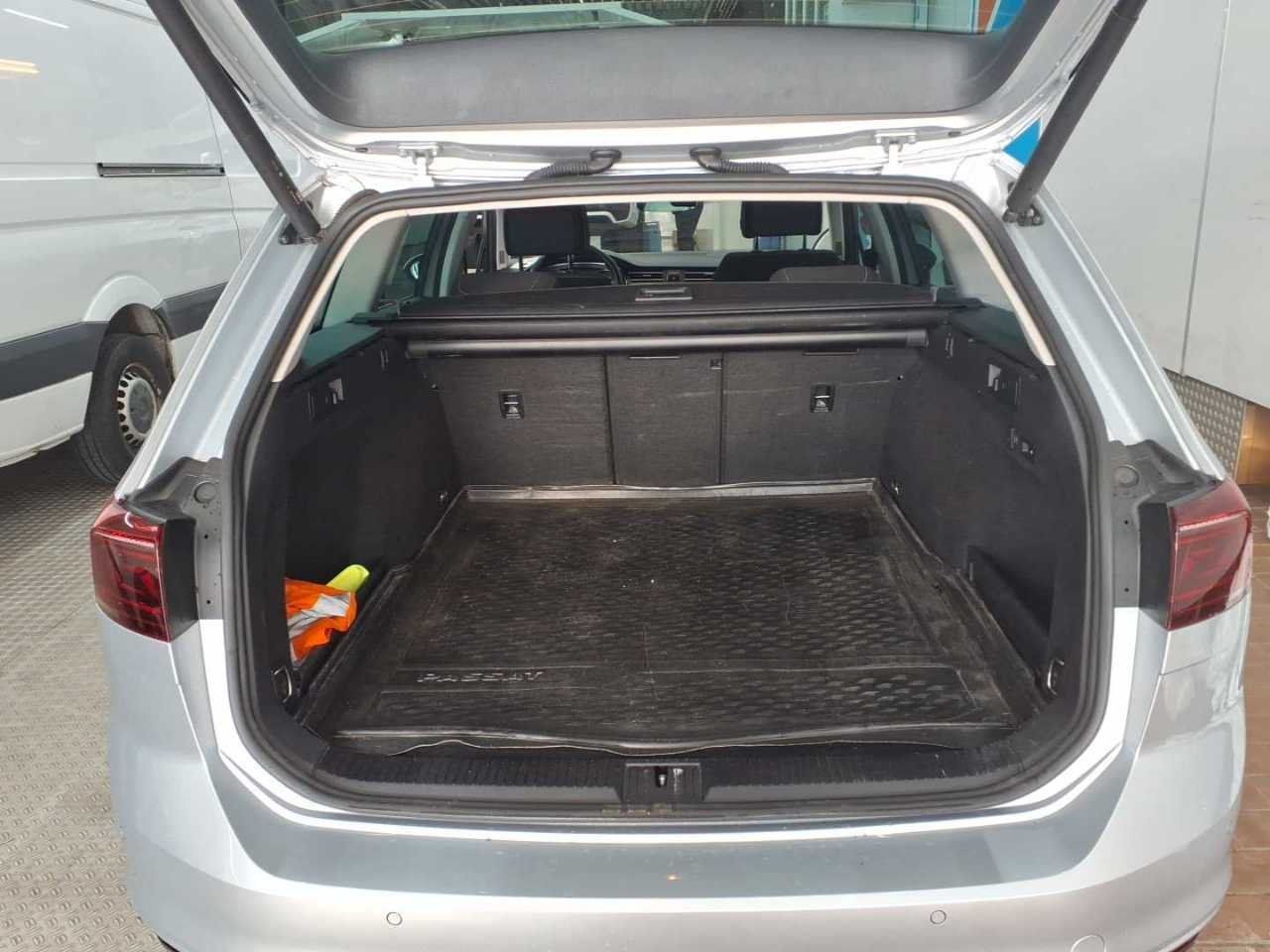 Volkswagen Passat Variant 2.0 TDI Business Matrix AHK foto 13