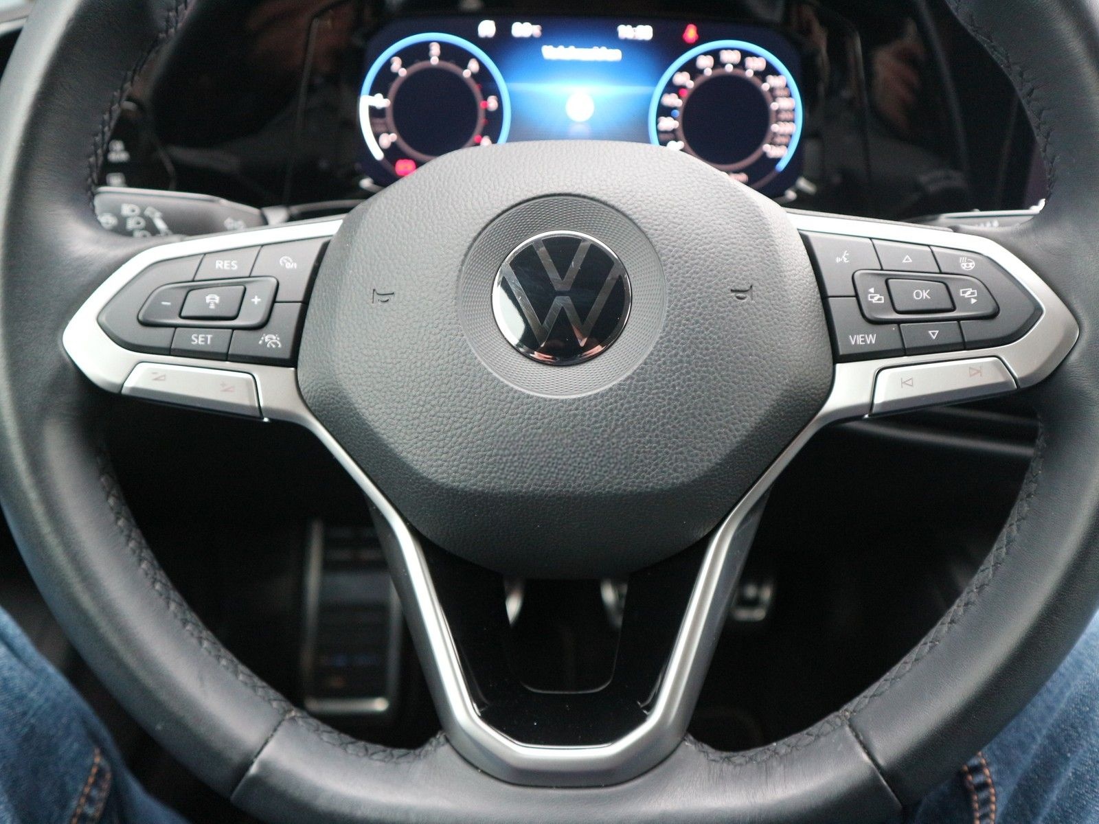 Volkswagen Golf VIII 2,0 TDI Active +LED+Navi+Parkassist foto 12