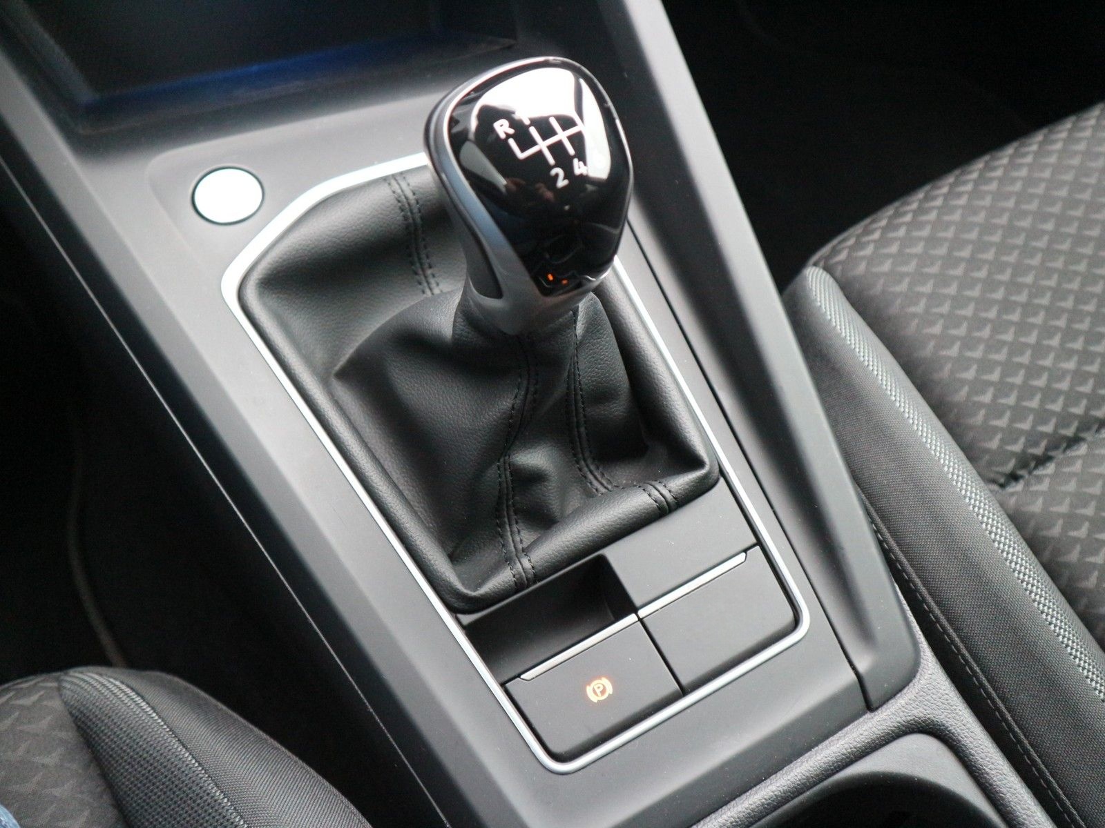 Volkswagen Golf VIII 2,0 TDI Active +LED+Navi+Parkassist foto 21