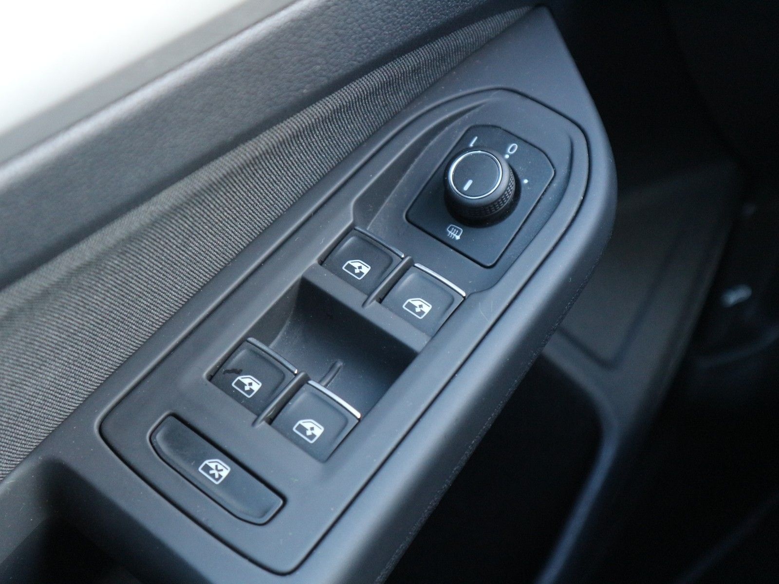 Volkswagen Golf VIII 1,0 eTSI DSG Life /NAV/KAM/ACC foto 21