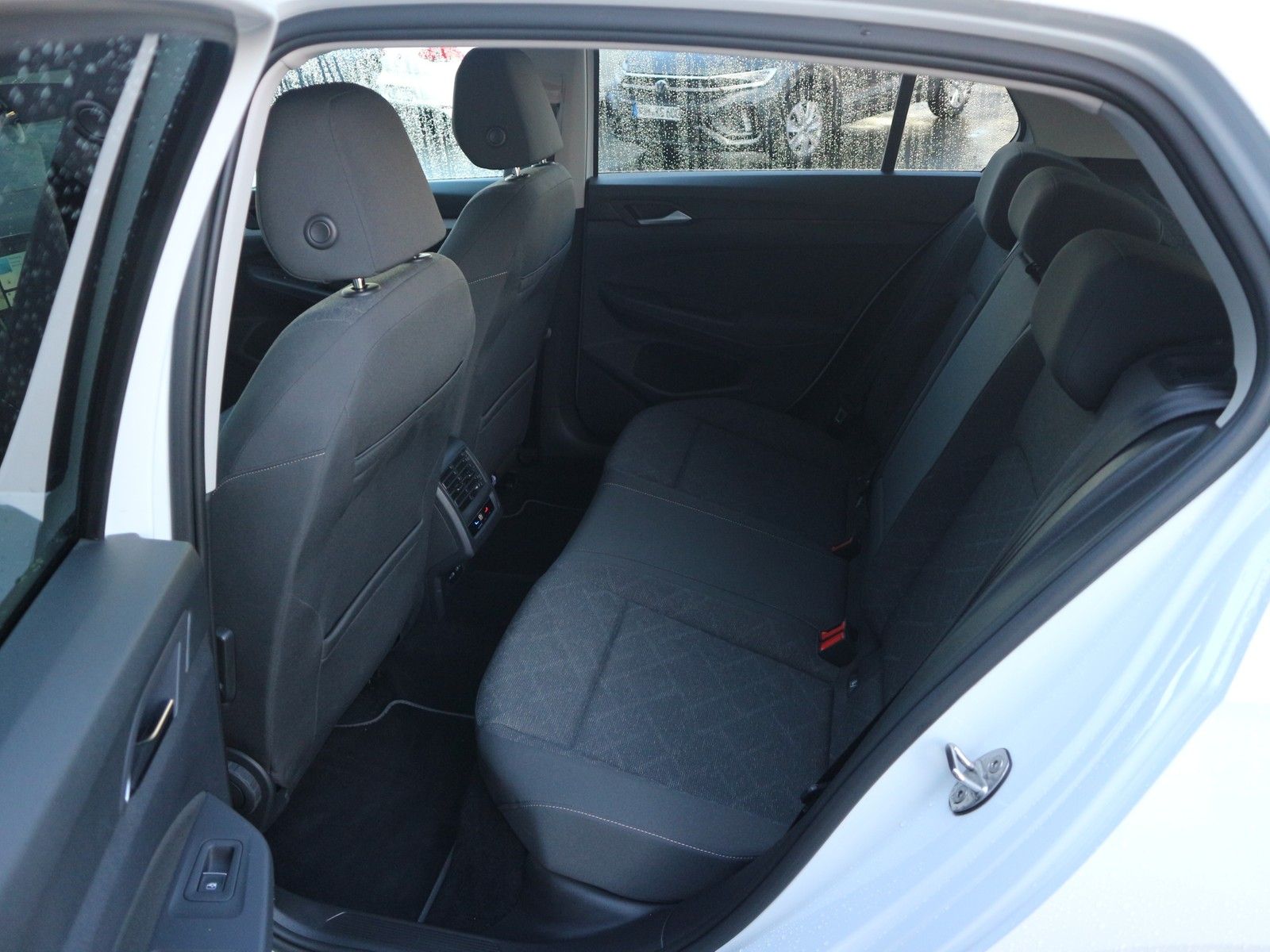 Volkswagen Golf VIII 1,0 eTSI DSG Life /NAV/KAM/ACC foto 8