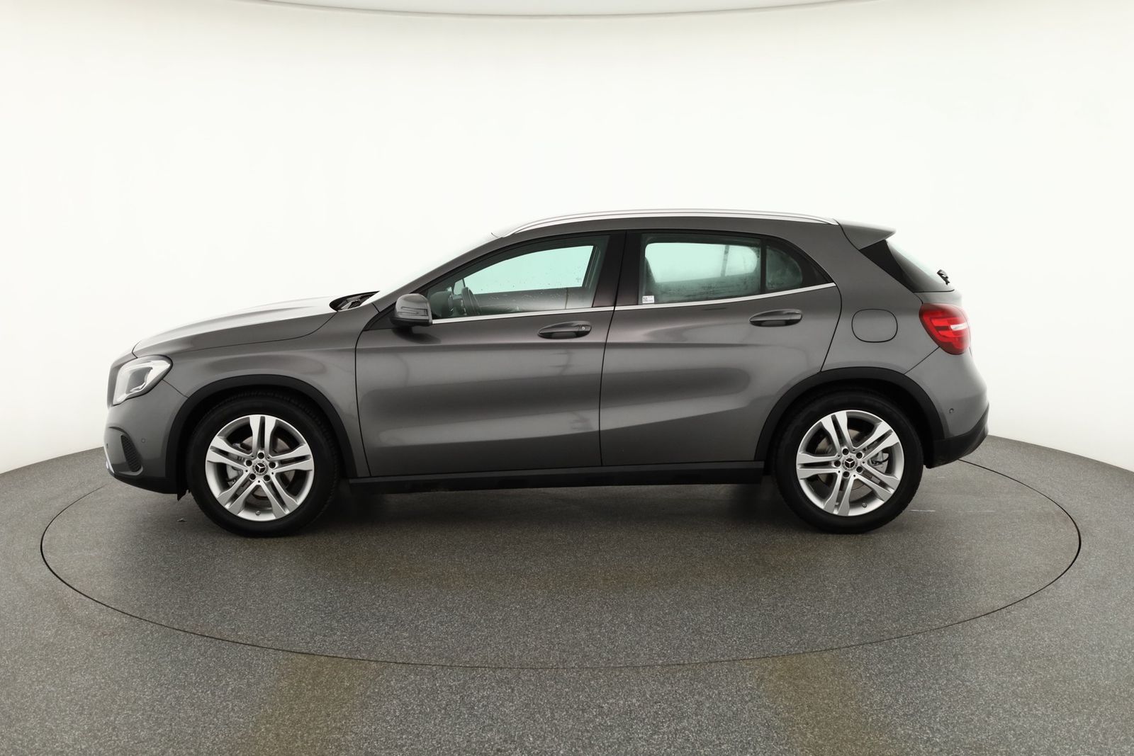 Mercedes-Benz GLA 180 LED Navi Sitzheizung Teilleder PDC ACC foto 2