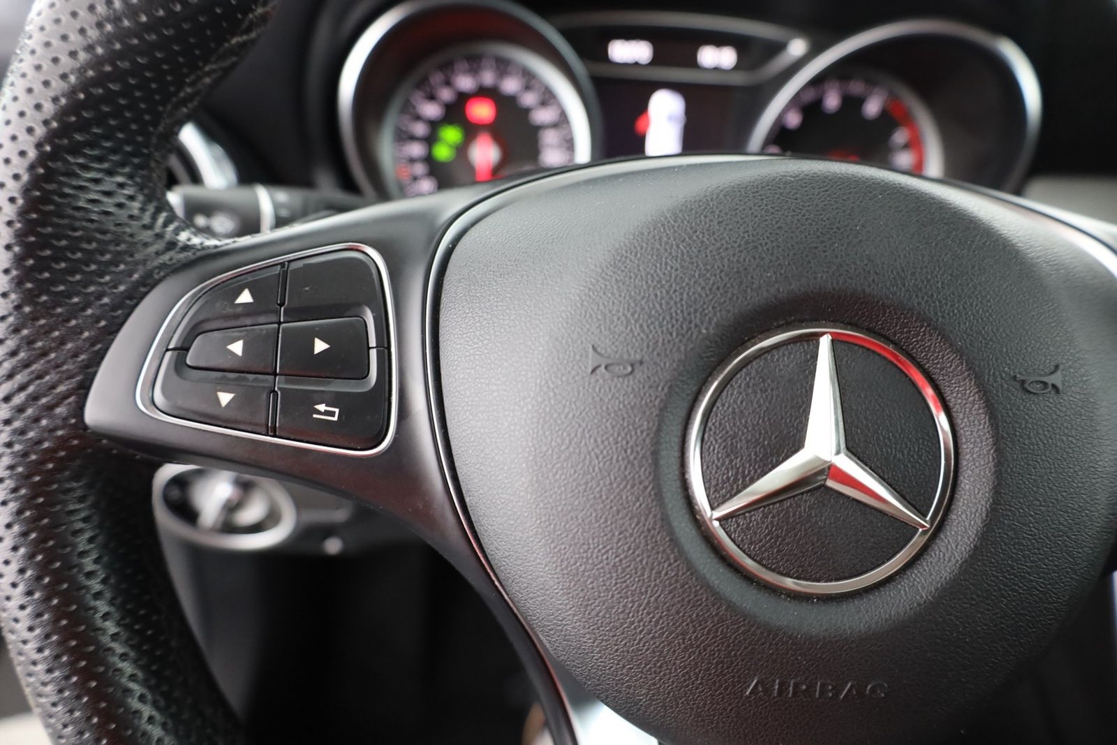 Mercedes-Benz GLA 180 LED Navi Sitzheizung Teilleder PDC ACC foto 15