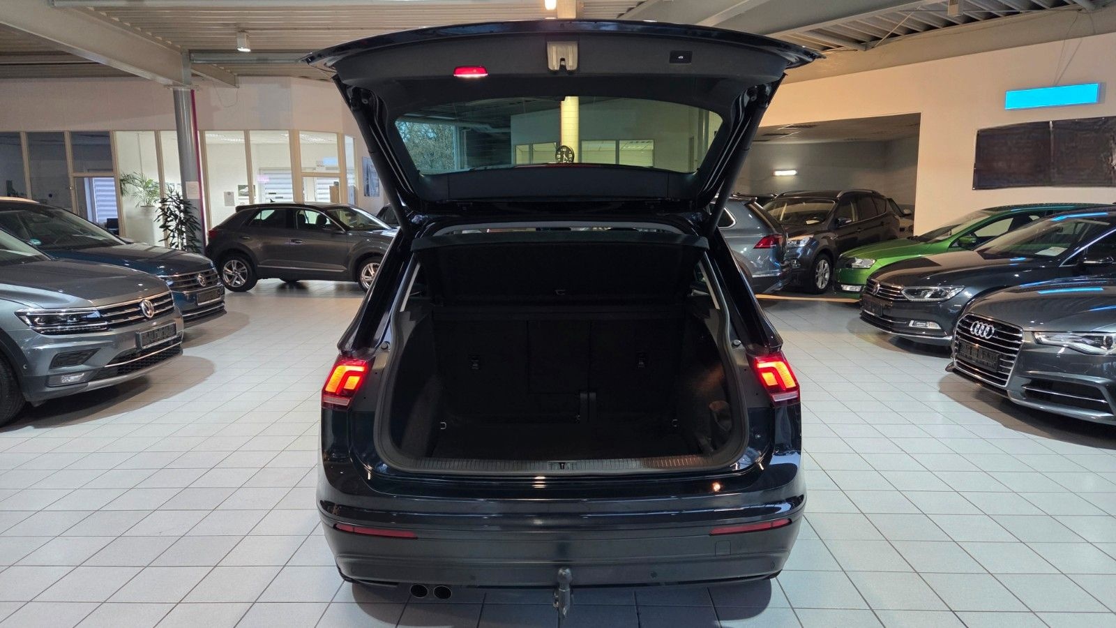 Volkswagen Tiguan 2.0TDI-4X4-AUTOM+AHK+KLIMAUTOM+NAV+1HAND foto 13