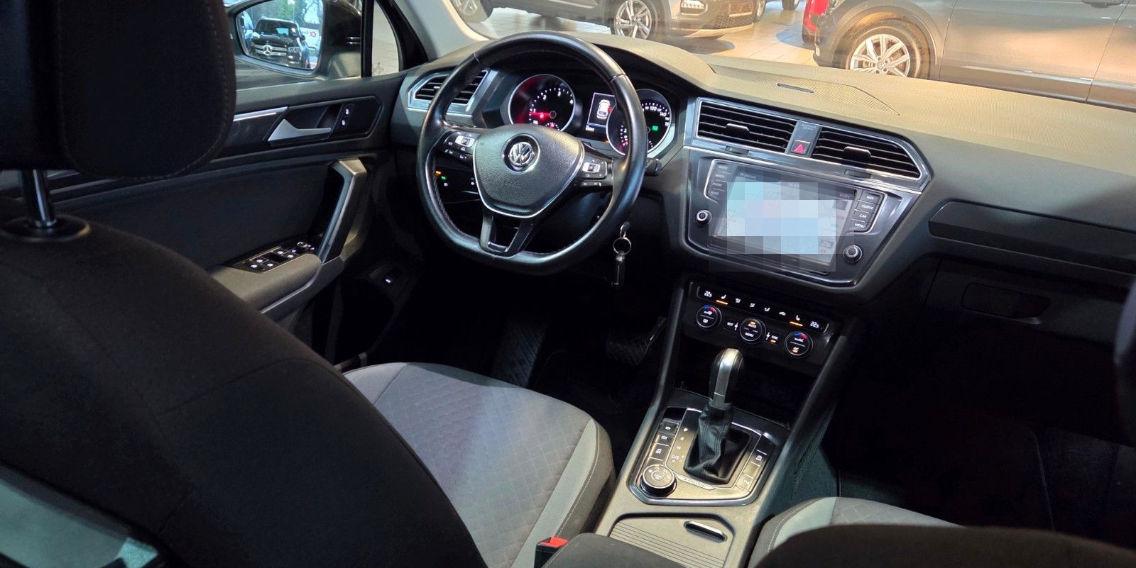 Volkswagen Tiguan 2.0TDI-4X4-AUTOM+AHK+KLIMAUTOM+NAV+1HAND foto 16