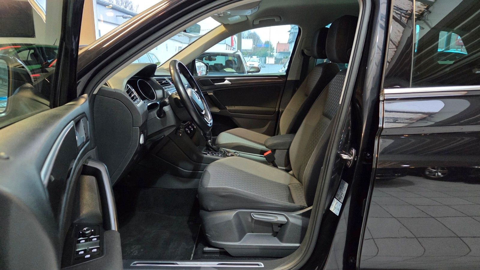 Volkswagen Tiguan 2.0TDI-4X4-AUTOM+AHK+KLIMAUTOM+NAV+1HAND foto 20