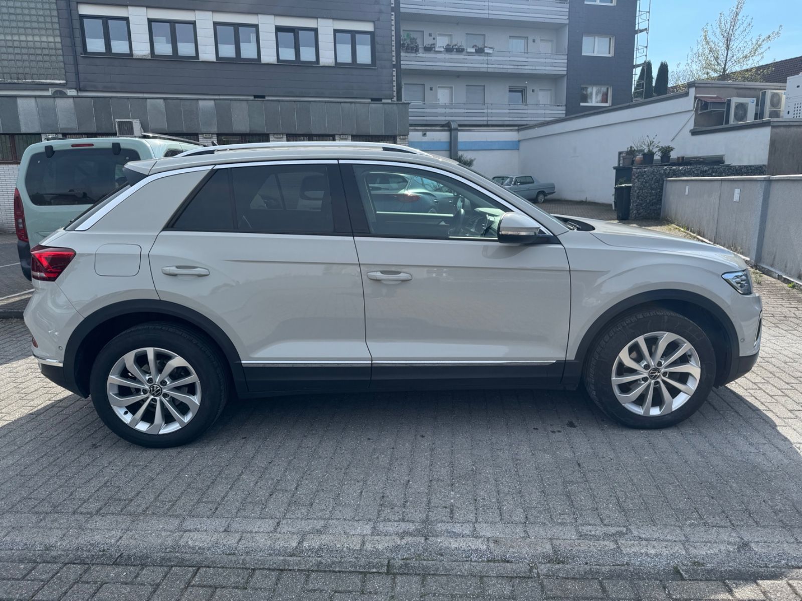 Volkswagen T-Roc Style Leder Navi AHK PDC LED Digitaltacho foto 8