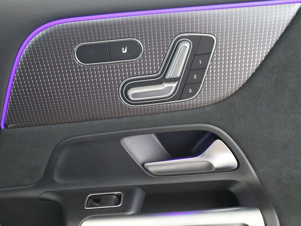 Mercedes-Benz EQB 300 4M AMG MBUX Pano Distronic HUD Kamera foto 18