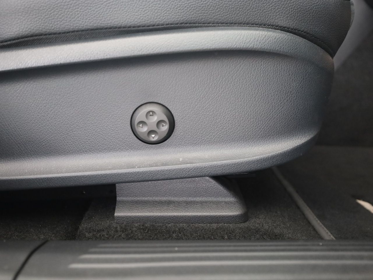 Mercedes-Benz EQB 300 4M AMG MBUX Pano Distronic HUD Kamera foto 21