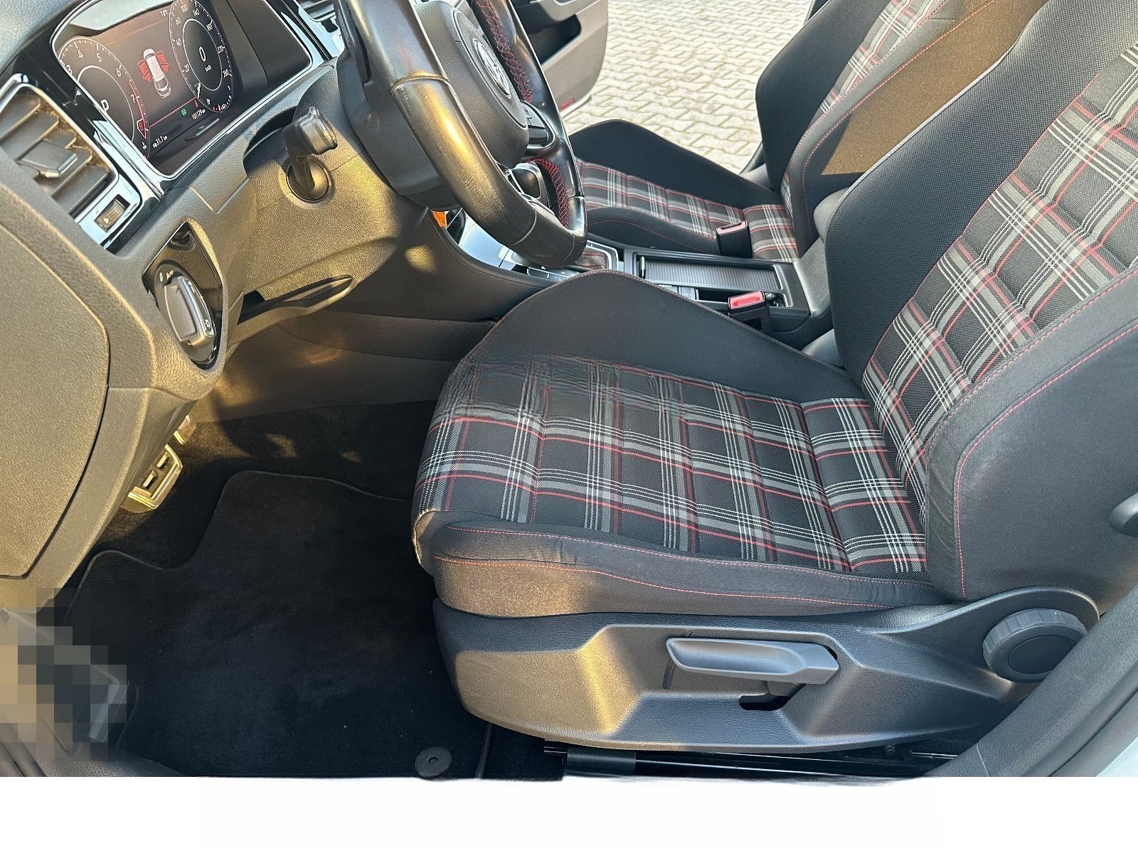 Volkswagen Golf Lim. GTI Performance 245 PS*DSG*SHZ*LED* foto 12