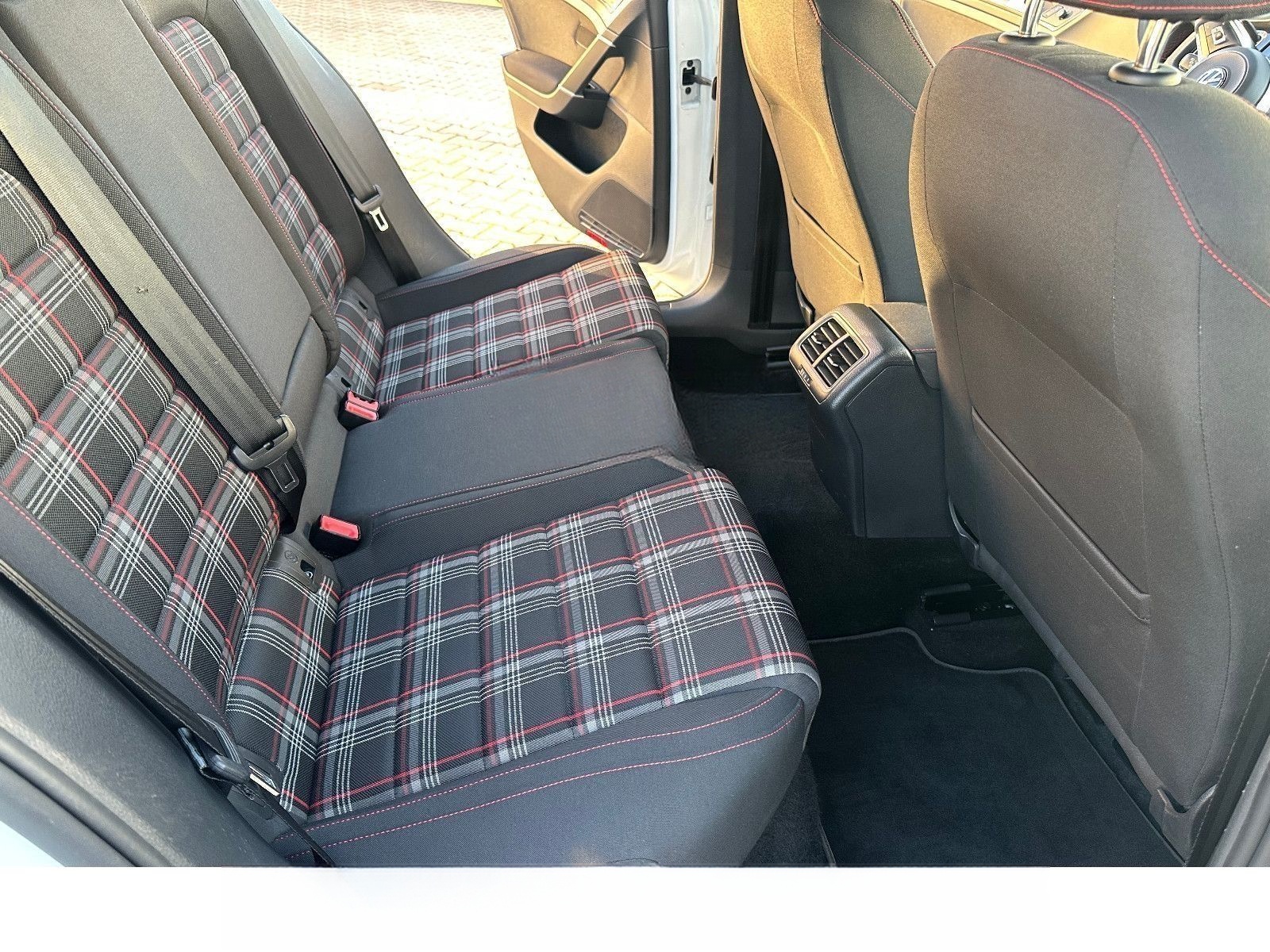 Volkswagen Golf Lim. GTI Performance 245 PS*DSG*SHZ*LED* foto 15