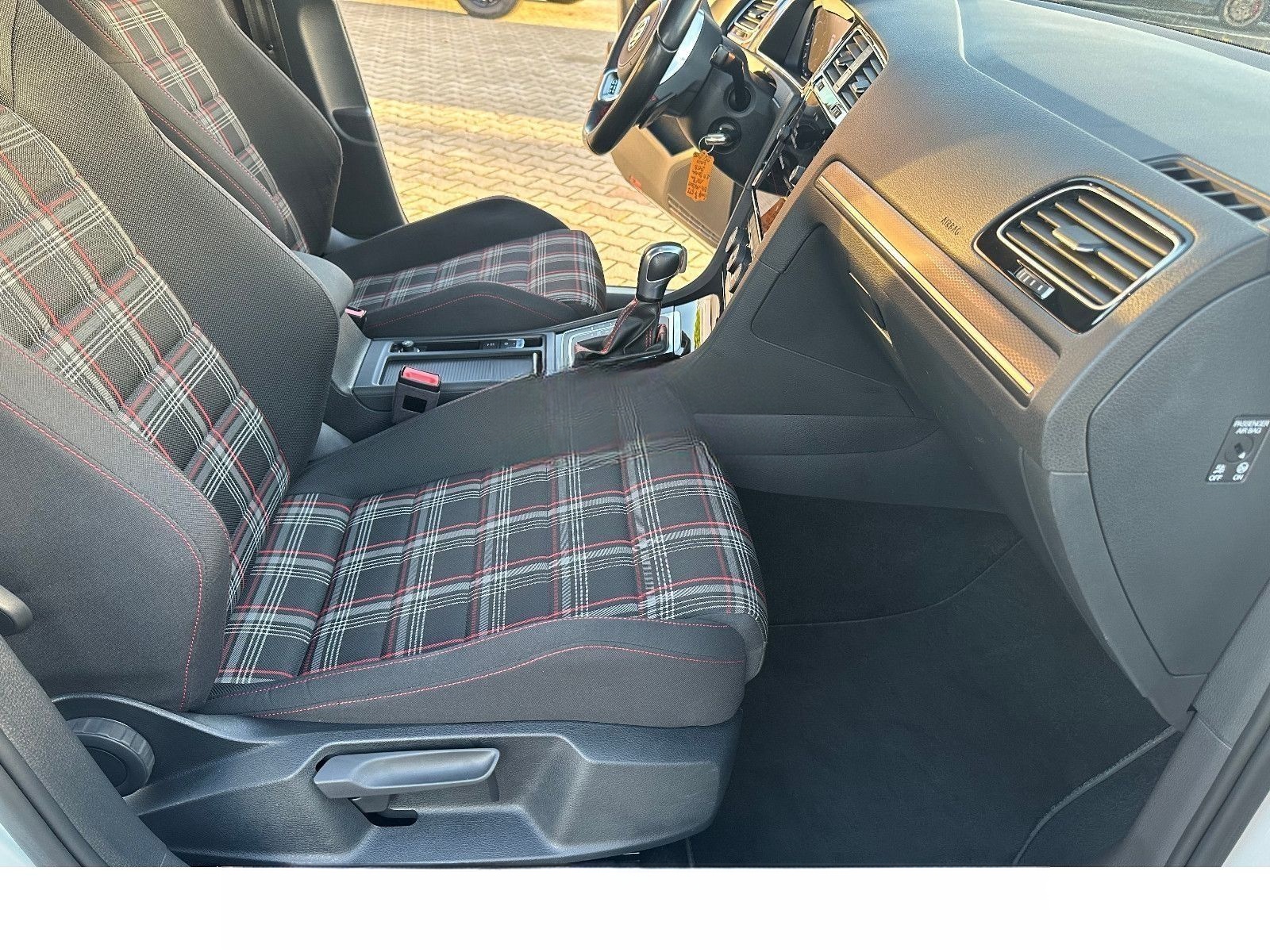 Volkswagen Golf Lim. GTI Performance 245 PS*DSG*SHZ*LED* foto 16