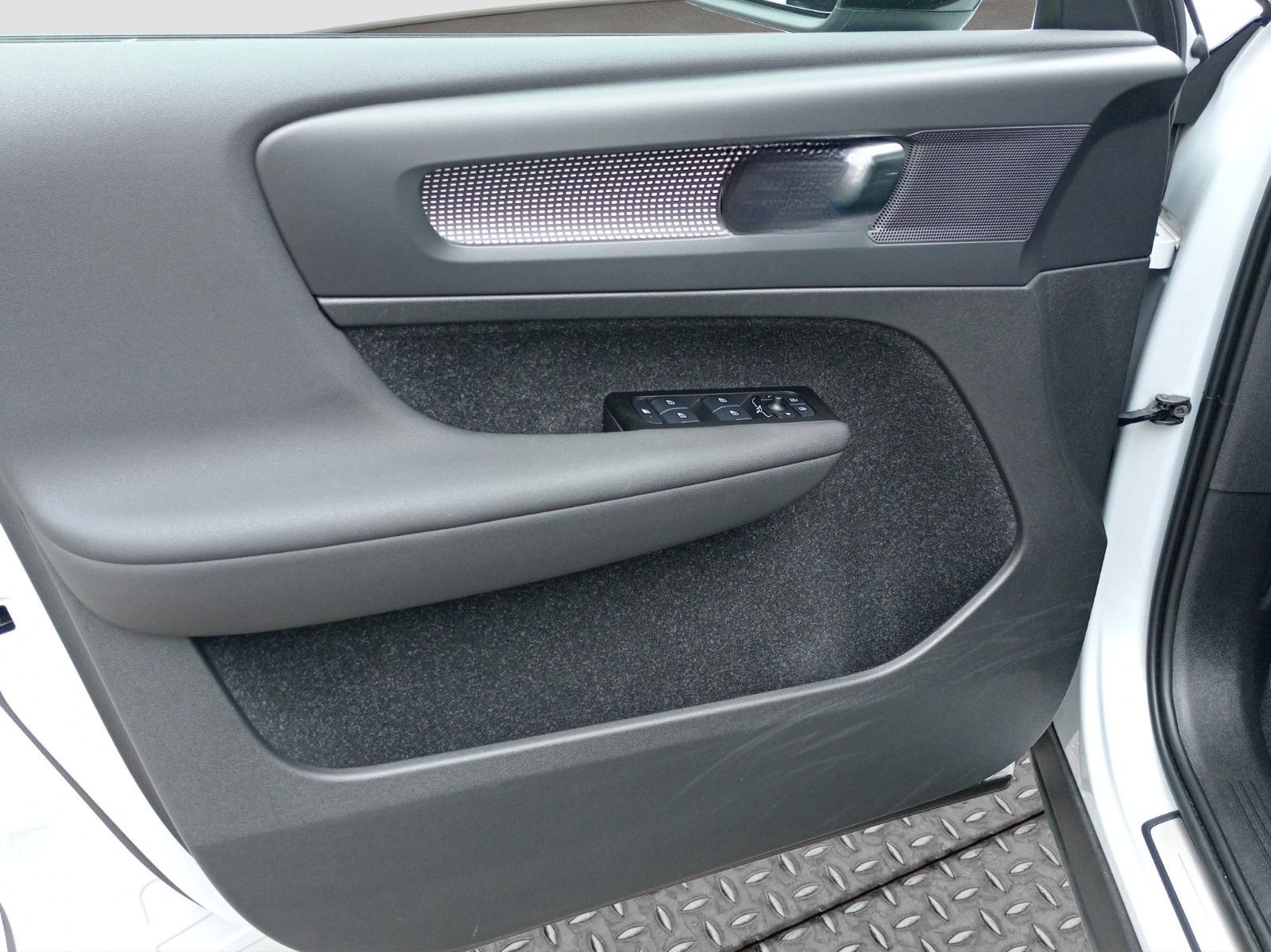 Volvo XC40 R Design 2WD TOP-Zustand foto 9