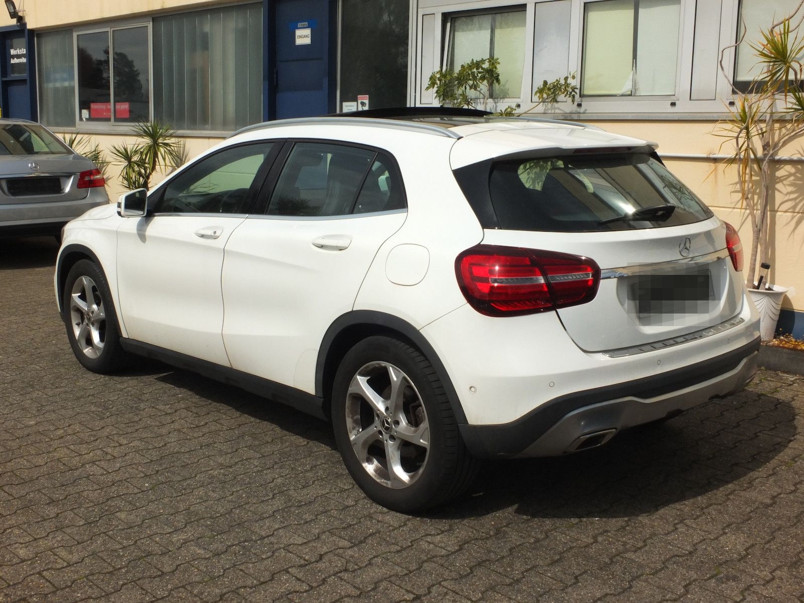 Mercedes-Benz GLA 180 PANORAMADACH LED NAVI AHK 18 Zoll LMF PT foto 2