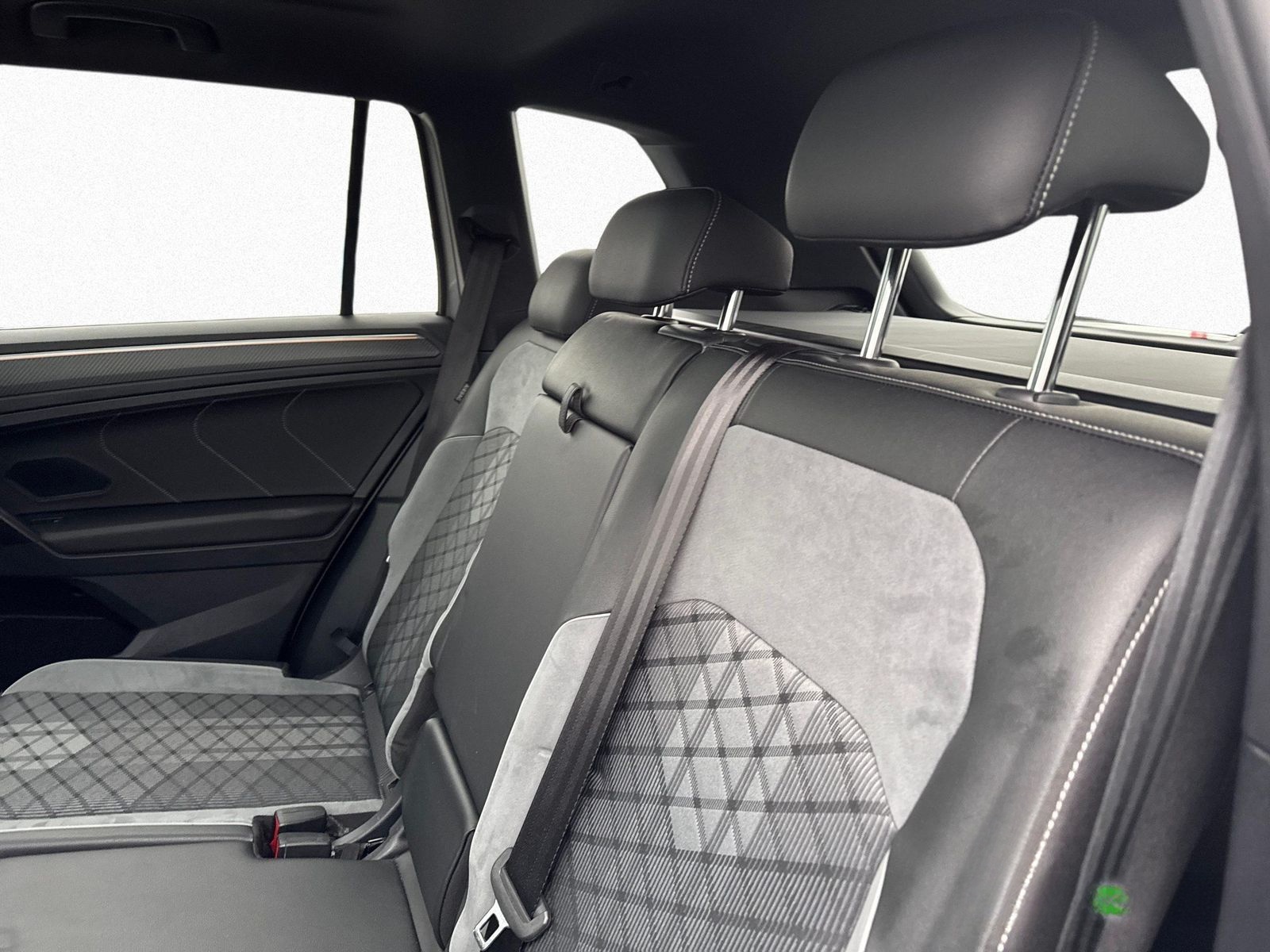 Volkswagen Tiguan Allspace 2.0 TSI R-LINE AHK HUD PANO NAVI foto 17