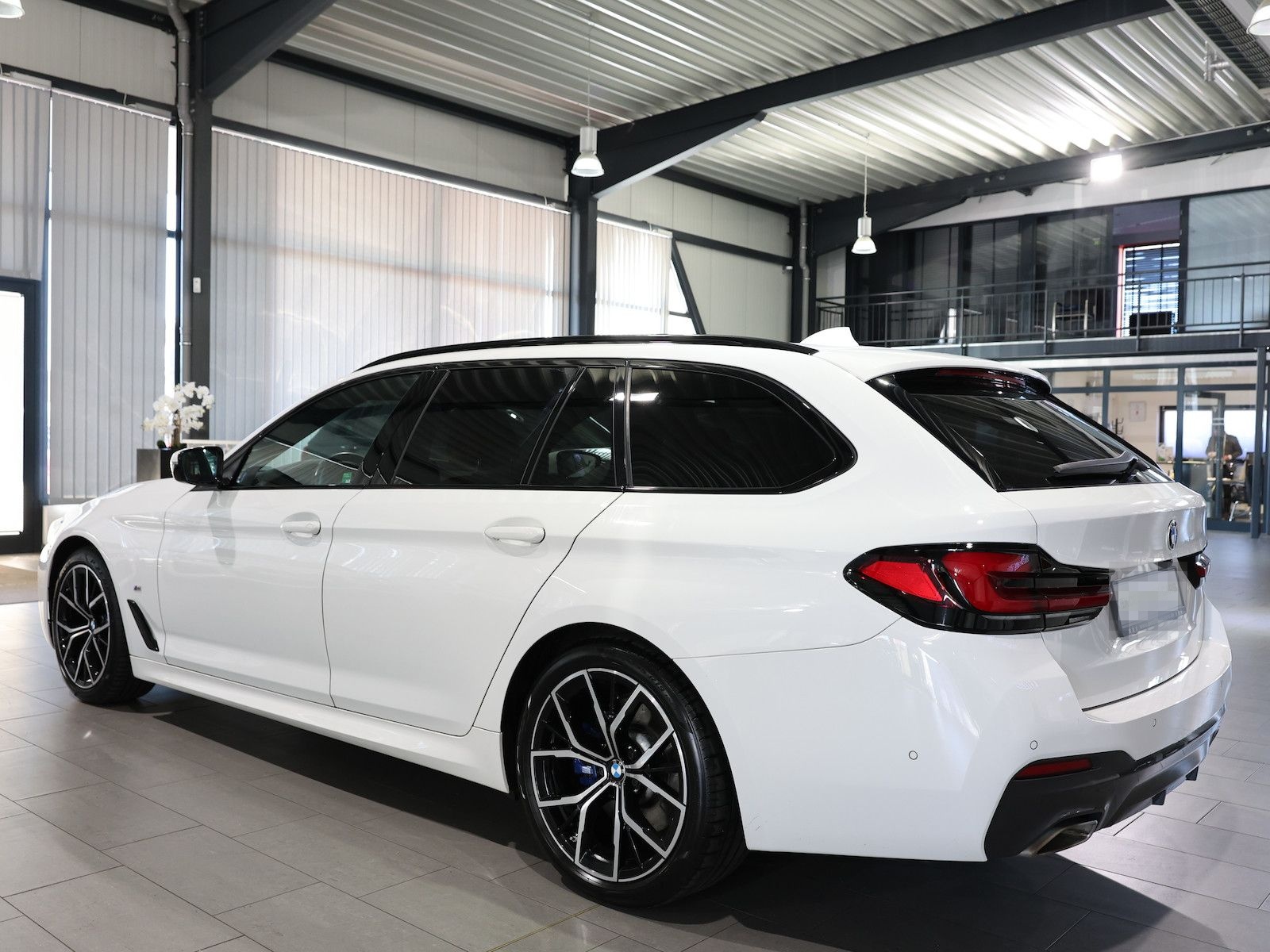 BMW 520d Touring xDrive M-SPORTPAKET WHITE & BROWN foto 9