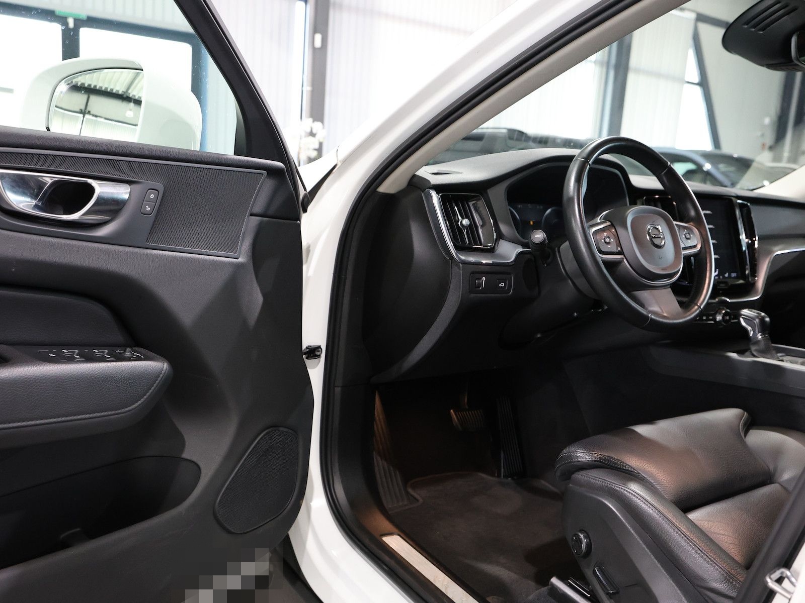 Volvo XC60 D4 MOMENTUM PRO / PANORAMA, MATRIX-LED foto 12