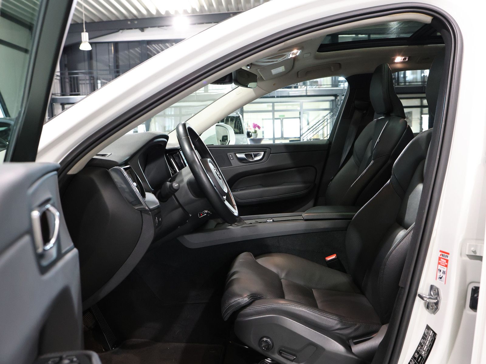 Volvo XC60 D4 MOMENTUM PRO / PANORAMA, MATRIX-LED foto 13