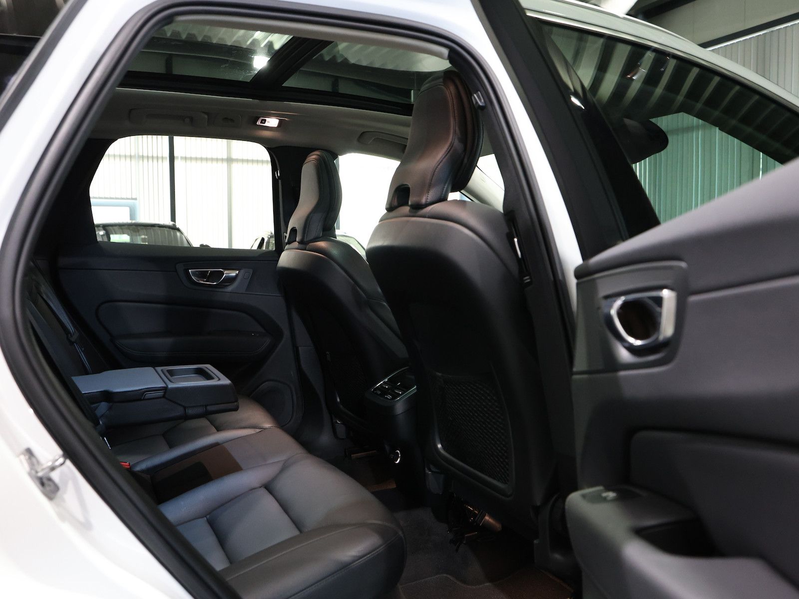 Volvo XC60 D4 MOMENTUM PRO / PANORAMA, MATRIX-LED foto 18