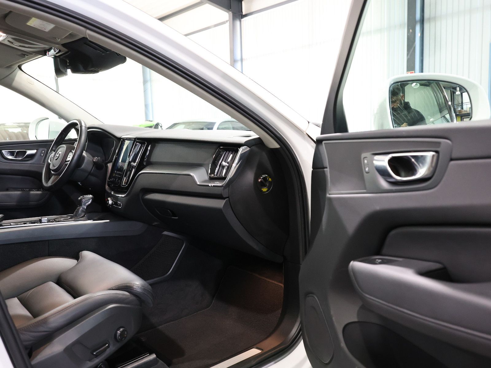 Volvo XC60 D4 MOMENTUM PRO / PANORAMA, MATRIX-LED foto 19