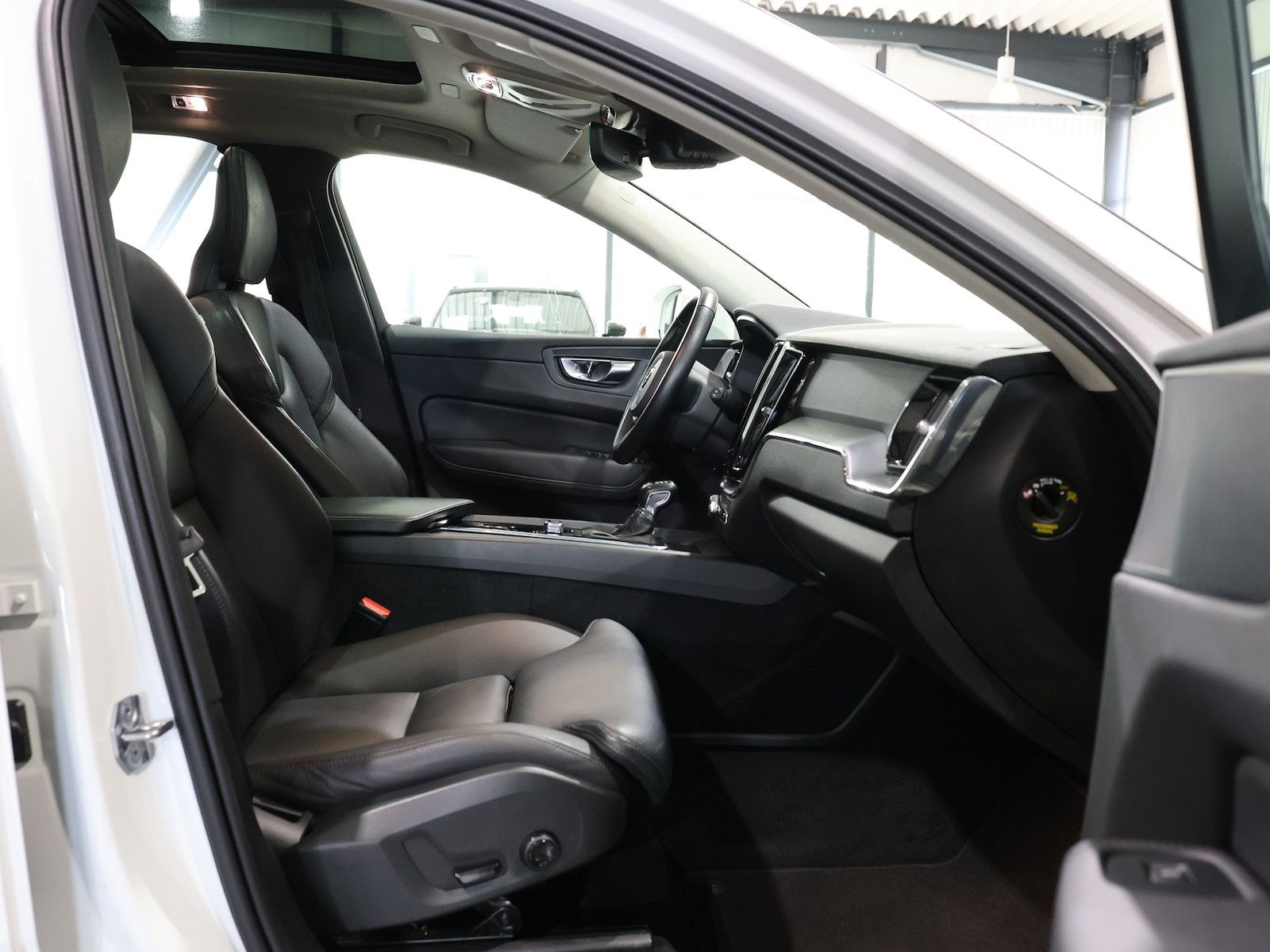 Volvo XC60 D4 MOMENTUM PRO / PANORAMA, MATRIX-LED foto 20