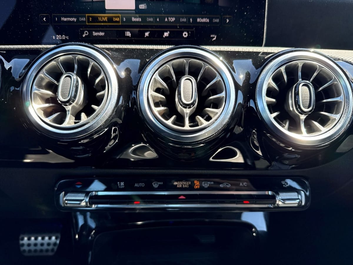 Mercedes-Benz CLA 180 Sportpaket Navi Digitales Cockpit LED Ap foto 8