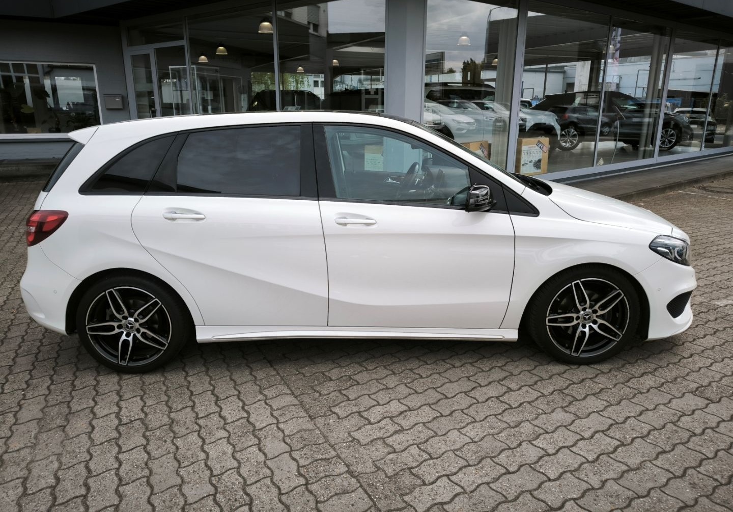 Mercedes-Benz B 200 7G-DCT AMG-LINE AHK PANORAMA LED STANDHZG. foto 3