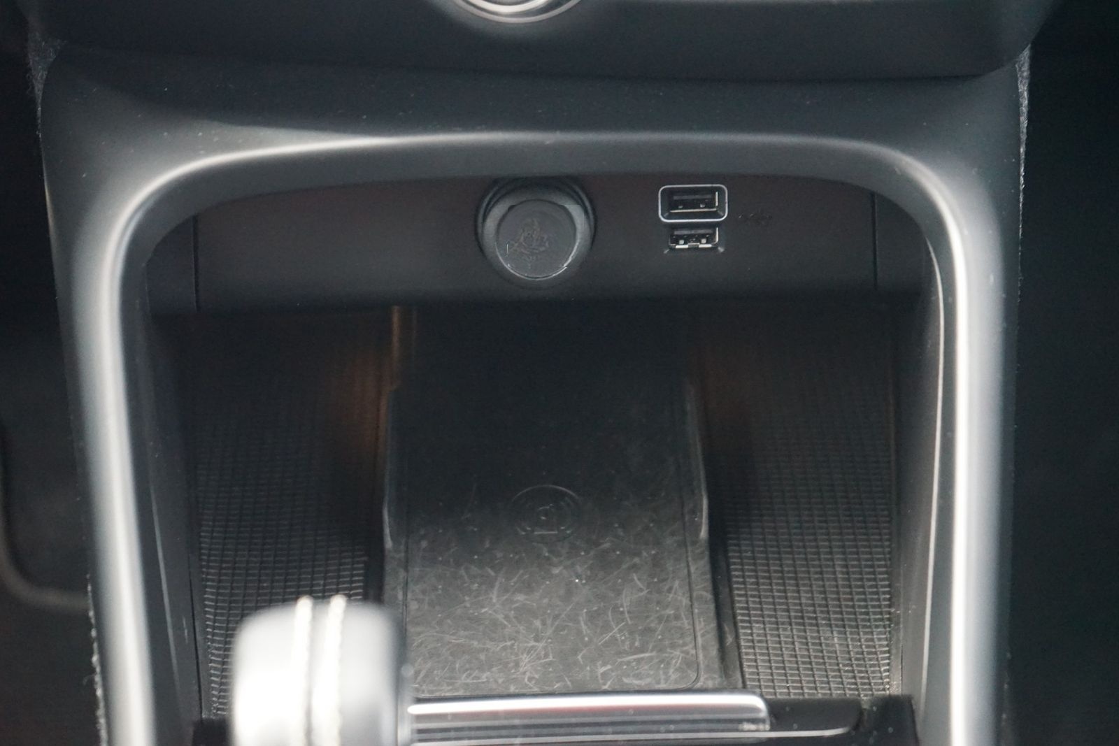 Volvo XC40 T4 R Design LED AHK Kamera Tempomat USB DAB foto 13