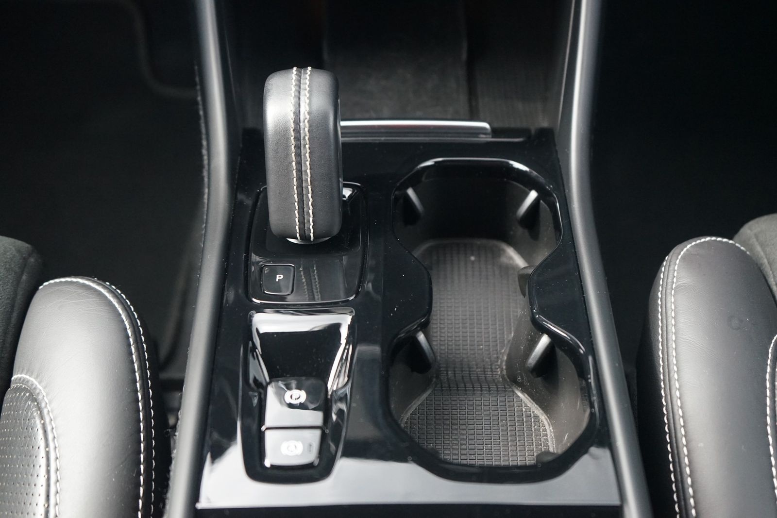 Volvo XC40 T4 R Design LED AHK Kamera Tempomat USB DAB foto 14